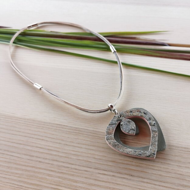 Akmens žiedas - lengvas kaklo papuošalas iš plono akmens, medžio, odos virvelių bei sidabro spalvos metalinių detalių